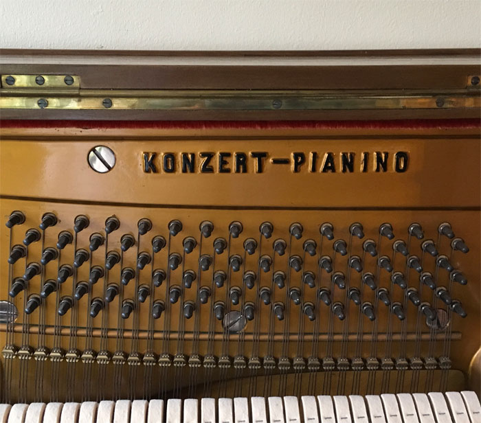 Konzert-Pianino, Beschriftung auf der Gussplatte