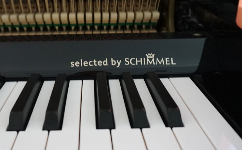 May Klavier mit der Aufschrift selected by Schimmel